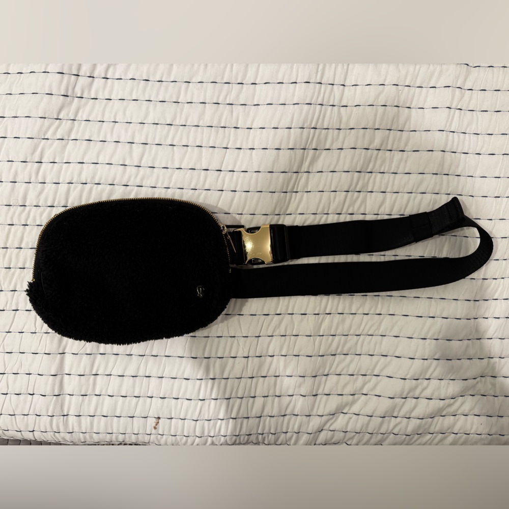 🍋Lululemon Everywhere Belt Bag Black Fleece🍋